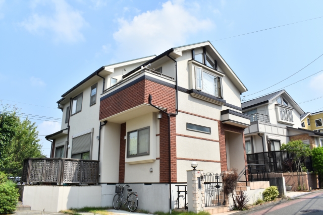 足立区で外壁塗装工事に対応!種類別の耐用年数やメンテナンス周期について